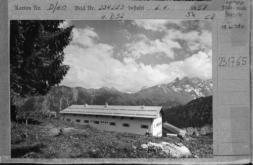 [Kanzelwandhaus gegen Grossen Krottenkopf, Kratzer und Mädelegabel / Stillachtal]