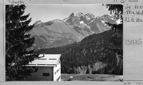 [Kanzelwandhaus gegen Kratzer und Mädelegabel / Stillachtal]