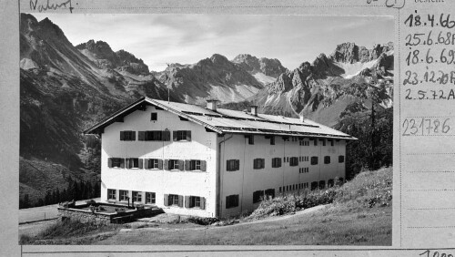 [Kanzelwandhaus gegen Griesgundkopf, Schafalpenköpfe, Schüsser und Hochgehrenspitze / Stillachtal]