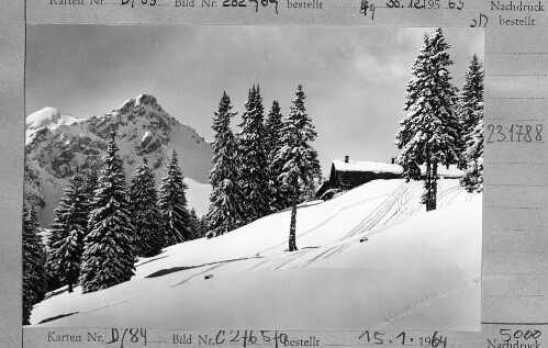[Skihütte Bierenwang im Stillachtal mit Hammerspitze und Kanzelwand]