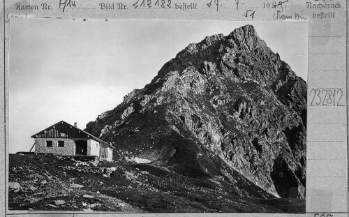 [Fiderepass-Hütte mit Blick zum Schüsser]