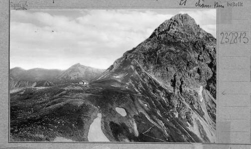 [Fiderepass-Hütte mit Schüsser gegen Diedamskopf und Hohen Ifen]