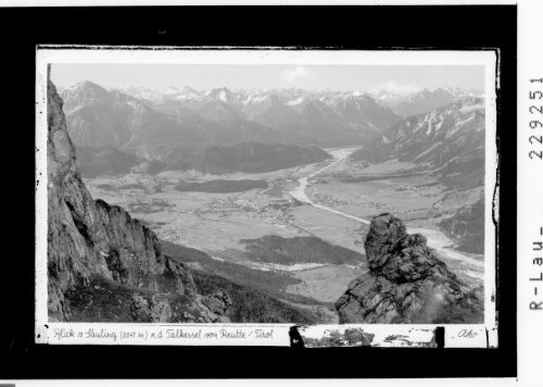 Blick vom Säuling (2047 m) in den Talkessel von Reutte / Tirol