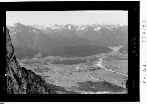[Blick vom Säuling auf Reutte und Lechtaler Alpen]