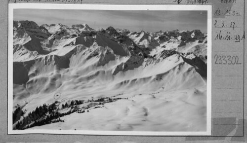 [Blick vom Hohen Ifen im Kleinwalsertal gegen Rote Wand, Künzelspitze, Zimba, Scesaplana und Zitterklapfen]