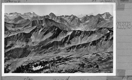 [Blick auf die Schwarzwasserhütte im Schwarzwassertal / Kleinwalsertal gegen Rote Wand, Künzelspitze, Zimba, Scesaplana und Zitterklapfen]