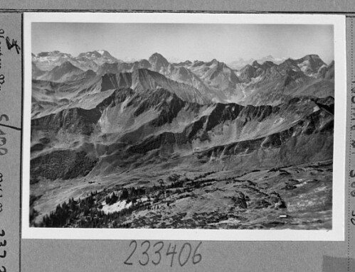 [Blick auf die Schwarzwasserhütte im Schwarzwassertal / Kleinwalsertal gegen Rote Wand, Künzelspitze, Zimba, Scesaplana und Zitterklapfen]