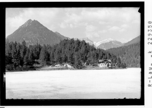 [Gasthaus bei Pflach im Ausserfern gegen Plattberg und Pitzenegg / Tirol]