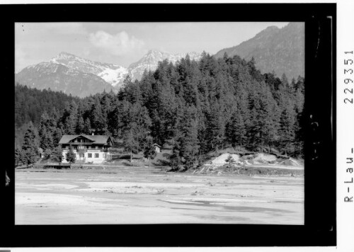[Gasthaus bei Pflach im Ausserfern gegen Plattberg und Pitzenegg / Tirol]