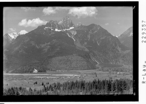 [Pflach im Ausserfern gegen Gehrenspitze und Kellenspitze / Tirol]