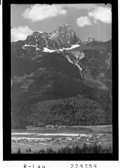 [Pflach im Ausserfern gegen Gehrenspitze und Kellenspitze / Tirol]