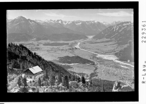 Blick vom Säuling auf Reutte / Tirol 854 m : [Säulinghaus mit Blick in die Lechtaler Alpen]