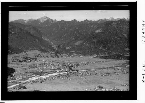 [Reutte im Ausserfern gegen Ammergauer Alpen mit Geierköpfe / Tirol]