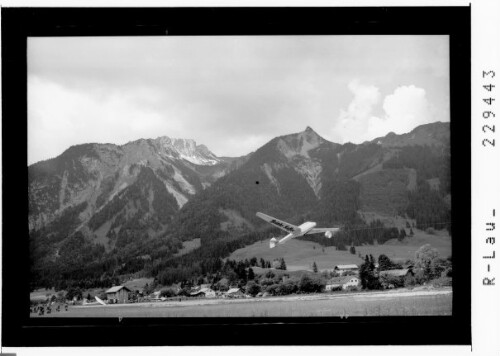 [Segelflugplatz - Höfen gegen Gaichtspitze und Hornbergl / Tirol]