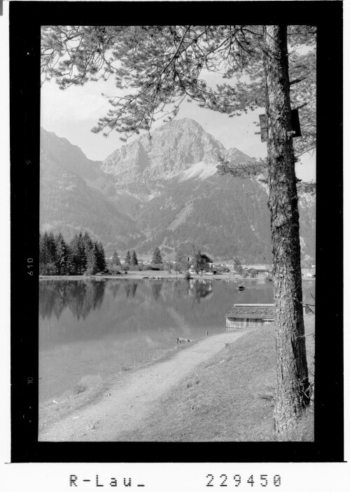 [Heiterwangersee mit Hotel Fischer am See gegen Thaneller / Tirol]
