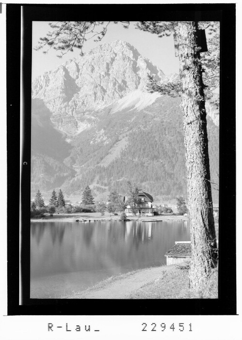 [Heiterwangersee mit Hotel Fischer am See gegen Thaneller / Tirol]