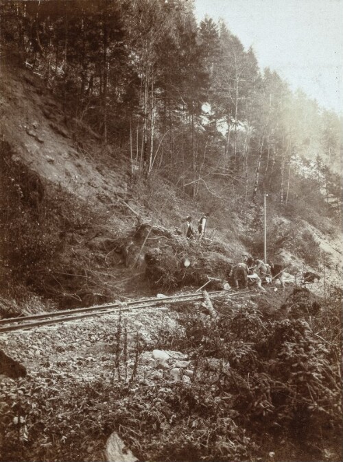 Räumungsarbeiten nach Erdrutsch