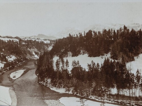 Die Bregenzer Ach und die Trasse der Bregenzerwaldbahn im Winter