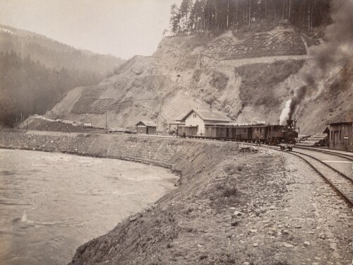 Zug verlässt den Bahnhof Lingenau