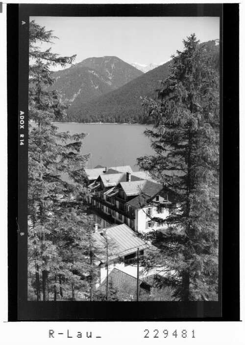 [Hotel Forelle am Plansee gegen Spitzigen Brand und Wetterstein Gebirge / Tirol]