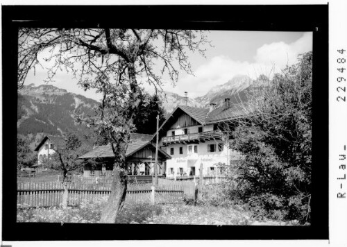 [Gasthaus Schloßwirt in Ehenbichl bei Reutte im Ausserfern gegen Schneidspitze und Gehrenspitze / Tirol]