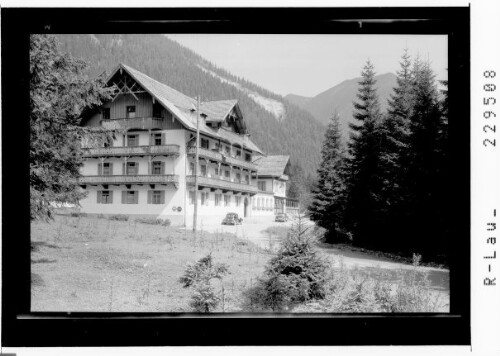 [Hotel Ammerwald gegen Schlössel und Weitalpspitze / Ausserfern / Tirol]