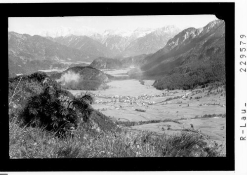 [Blick auf Vils im Ausserfern gegen Zugspitze / Tirol]