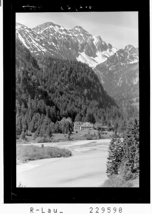 [Weißhaus im Ausserfern gegen Grosse Schlicke / Tirol]
