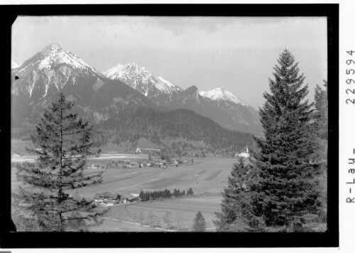 [Gasthof Schluxen bei Unterpinswang im Ausserfern gegen Vilser Kegel und Breitenberg / Tirol]