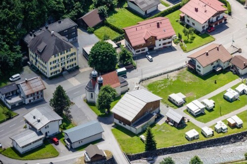 [Dalaas - Zentrum, Gasthaus Post, Feuerwehr, Spar, Wallfahrtskirche Hl. Kreuz]