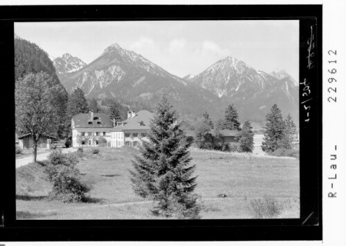 [Weißhaus im Ausserfern gegen Vilser Kegel und Rossberg / Tirol]