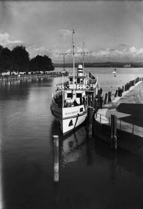 Bodenseeschiff Österreich im Bregenzer Hafen