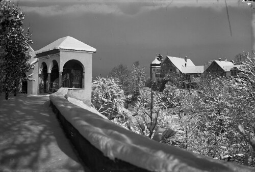 Blick von der Pfarrkirche St. Gallus auf das Deuringschlössle