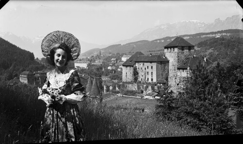 Frau in Tracht vor der Schattenburg