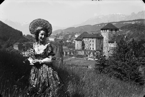 Frau in Tracht vor der Schattenburg