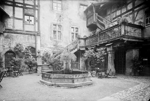 Brunnen auf der Schattenburg