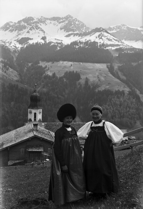 Zwei Frauen in Fontanella in Tracht