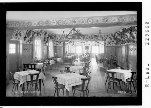 [Speisesaal im Hotel Ulrichsbrücke bei Vils im Ausserfern / Tirol]