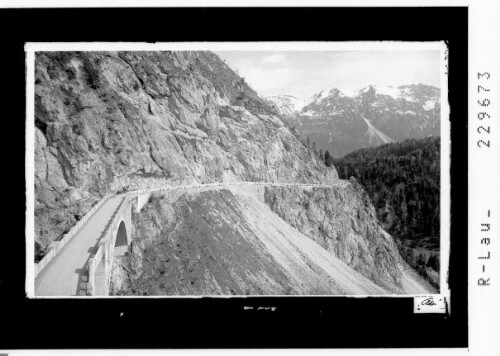 [Gaichtpaßstrasse gegen Schartenberg und Schwarzhanskarspitze Tirol]