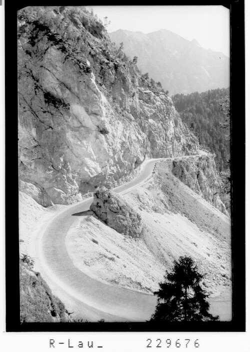 [Gaichtpaßstrasse im Ausserfern gegen Schwarzhanskarspitze / Tirol]