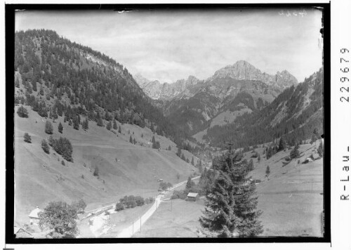 Tirol / Blick auf Gacht - Strasse und Tannheimergruppe : [Blick von Gaicht im Tannheimertal gegen Tannheimergruppe mit Gimpel und Kellenspitze]