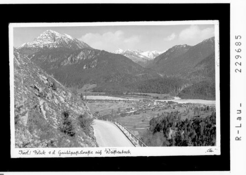 Tirol / Blick von der Gaichtpaßstrasse auf Weissenbach : [Weissenbach im Ausserfern gegen Thaneller und Loreagruppe]