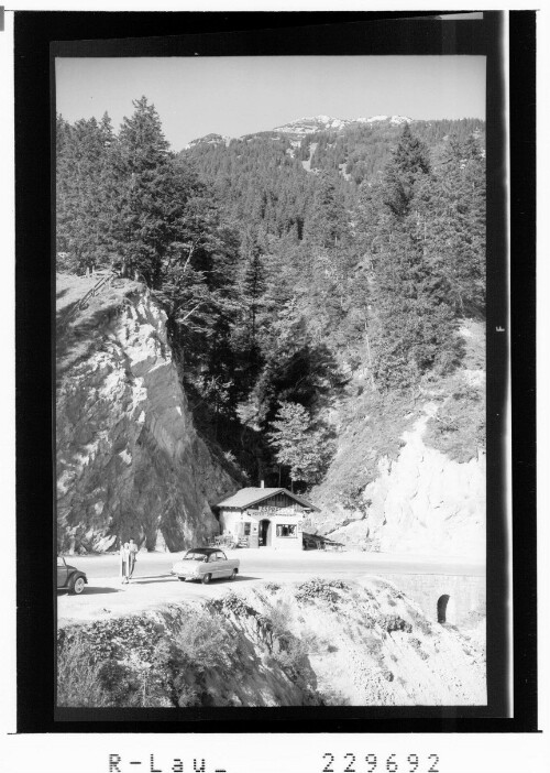 [Kiosk an der Gaichtpaßstrasse gegen Gaichtspitze / Ausserfern / Tirol]