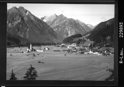 [Elbigenalp im Lechtal gegen Sonnenkögel und Grießtalerspitze Ausserfern / Tirol]