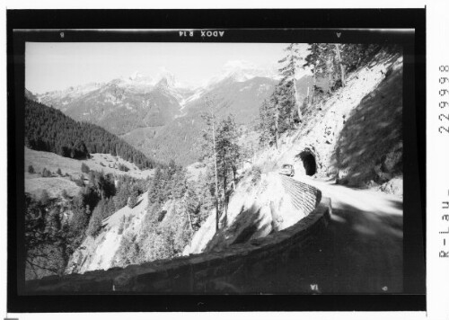 [Blick von der Strasse nach Bschlabs - Pfafflar gegen Hornbachkette / Ausserfern / Tirol]