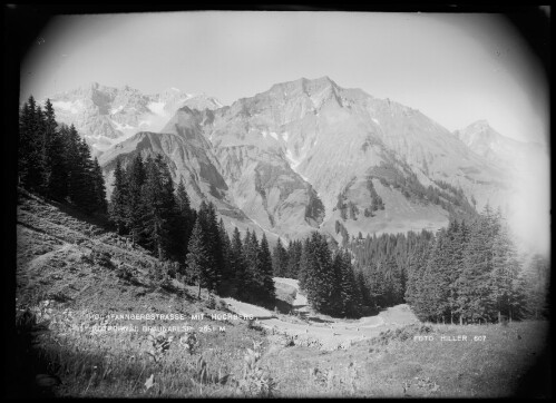 Hochtannbergstraße mit Hochberg, Rothorn und Braunarlspitze