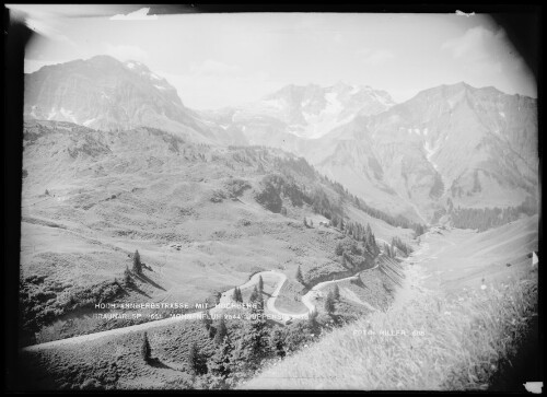 Hochtannbergstraße mit Hochberg, Braunarlspitze 2651 Mohnenfluh 2544 Juppenspitze 2418