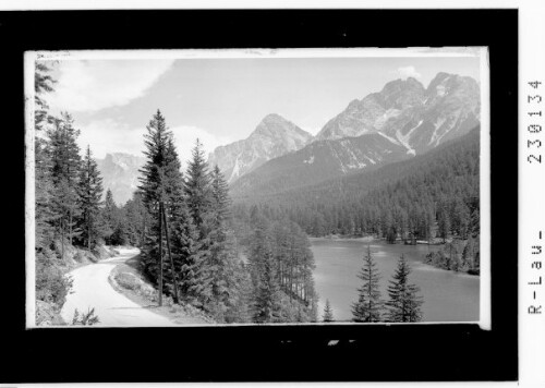 [Fernpaßstrasse und Weissensee mit Wetterstein und Mieminger Gebirge / Tirol]