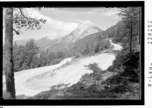 [Blick von der Strasse nach Mösern zum Mieminger Gebirge / Tirol]