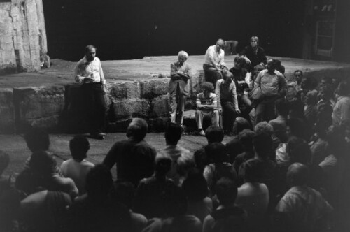 Besprechung vor der Bühne im Festspielhaus